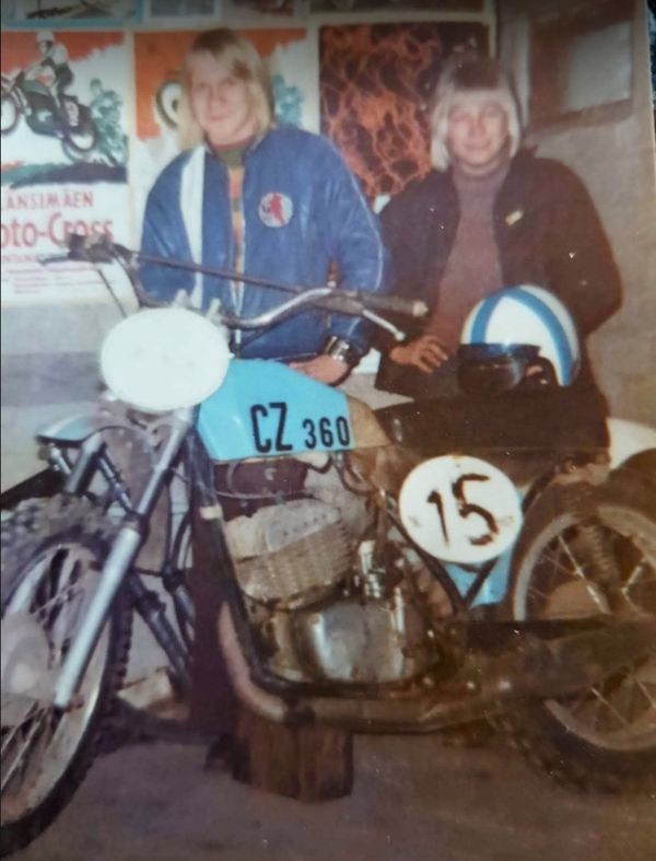 Tapio Vuori ja Arto Vilkman sekä M Tarkkosen CZ 360 Matti Tarkkosen kellari 1971